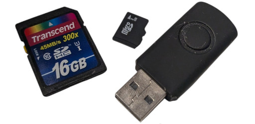 SD-Karten und ein USB-Stick